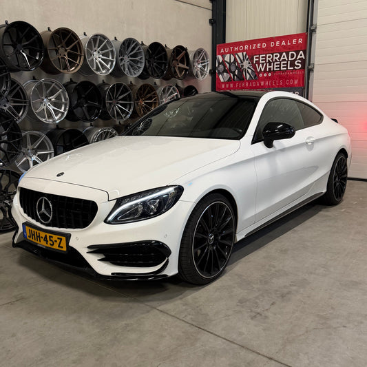 Mercedes Benz C180 Coupé Amg Line Pano 20 inch Elektrische stoelen