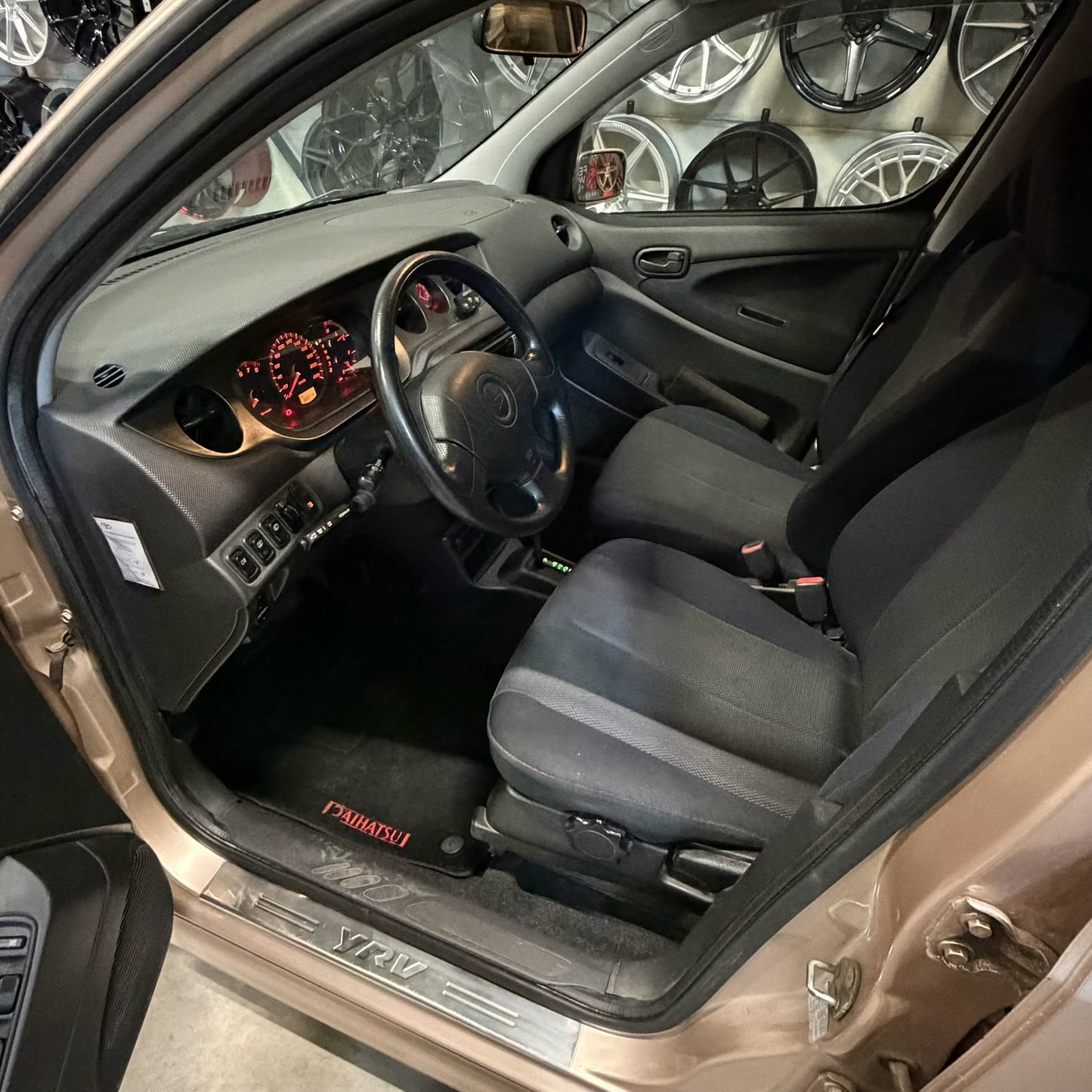 Daihatsu Yrv